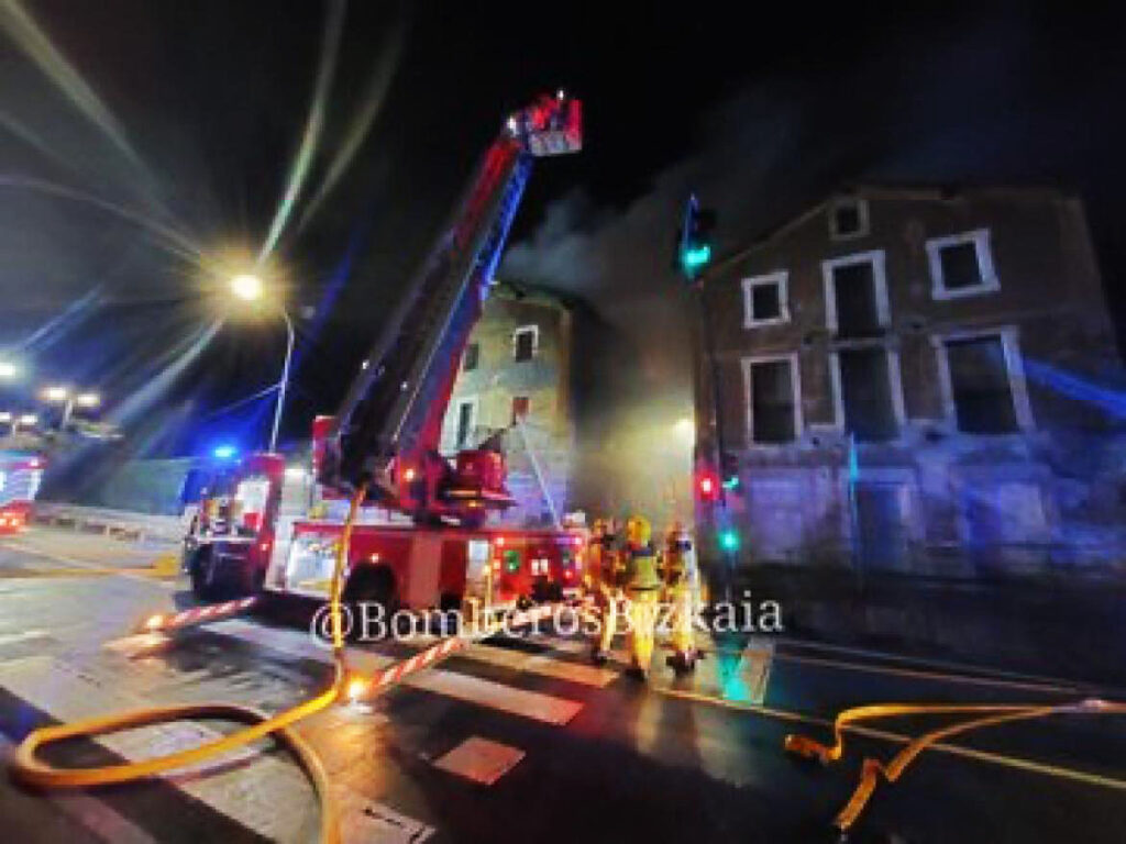 Un incendio obliga a cortar la carretera entre Amorebieta y Lemoa