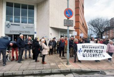 Pensionistas se concentran frente al Centro de Salud de Durango para denunciar el “declive” de la atención