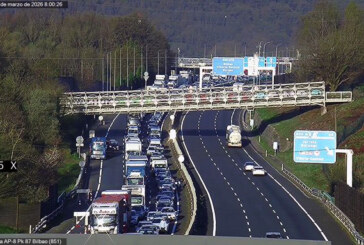Retenciones en la AP-8 tras volcar un camión a la altura de Iurreta