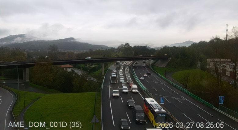 Un accidente en la AP-8 en Amorebieta provoca un herido tras invadir su coche el carril contrario
