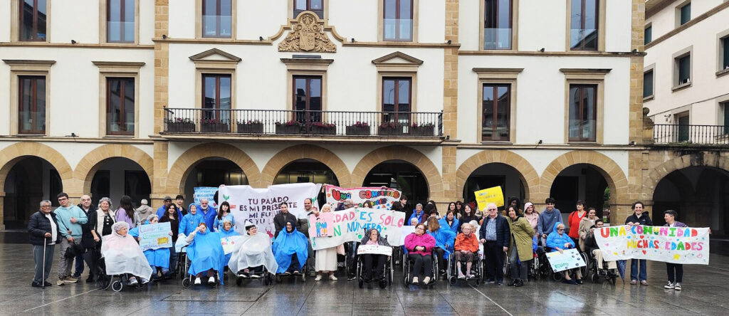 Escolares zornotzarras y personas mayores festejan el Día Europeo de la Solidaridad y Cooperación