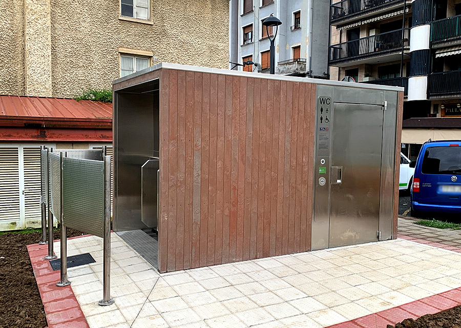 Zaldibar instala su primer aseo público en la avenida Euskal Herria
