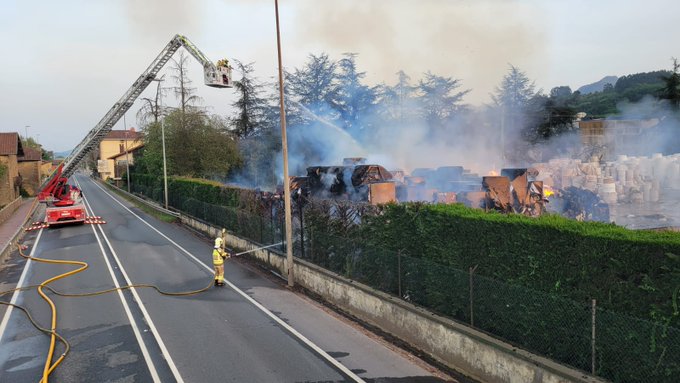 Un incendio en la papelera de Iurreta provoca el corte de la N-634