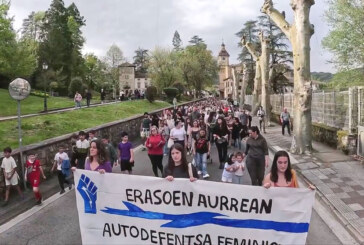 Cientos de personas se manifiestan en Berriz en protesta por el apuñalamiento de una vecina