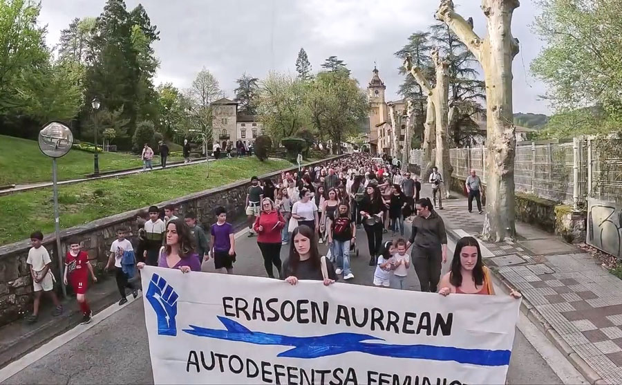 Cientos de personas se manifiestan en Berriz en protesta por el apuñalamiento de una vecina
