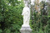 La cruz de Pinondo y la escultura de Astarloa ya lucen renovadas