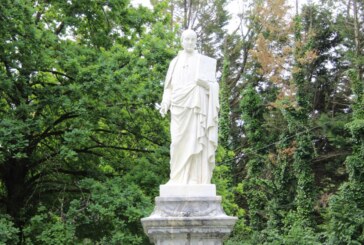 La cruz de Pinondo y la escultura de Astarloa ya lucen renovadas