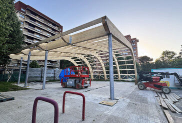 La cubierta del parque San Ignacio avanza con la estructura de madera ya en fase de montaje