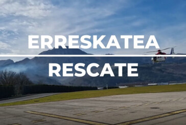 Un helicóptero de la Ertzaintza rescata a un montañero en el Astxiki tras torcerse un tobillo