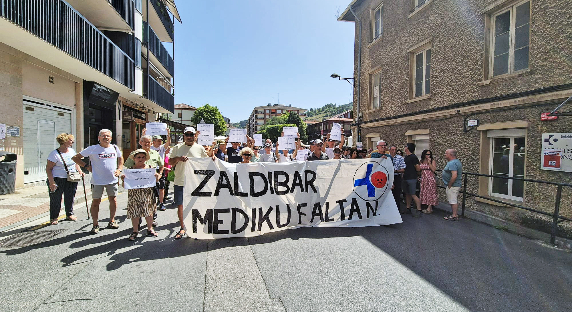 Pensionistas de Zaldibar denuncian la falta de pediatras y que sólo hay un médico de los dos asignados